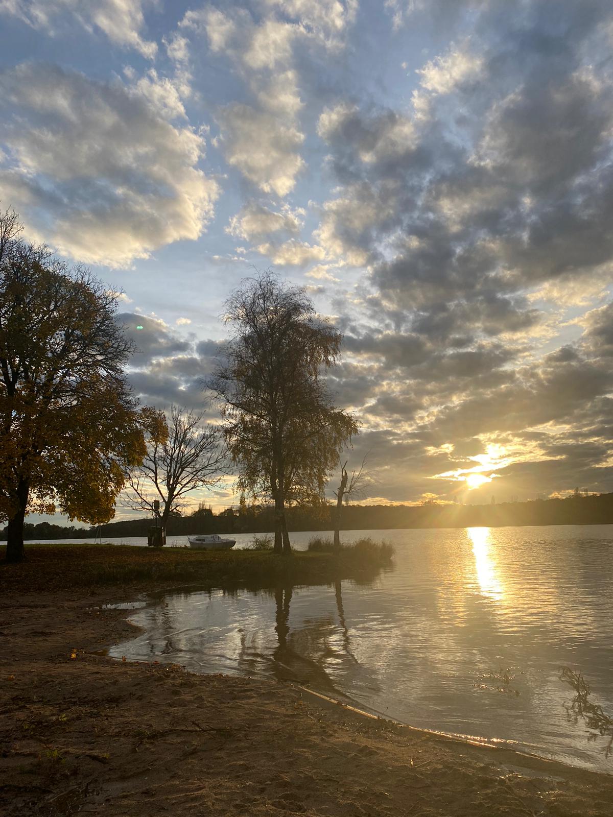 coucher soleil sur étang